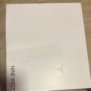 Nine West Elegant White Packaging